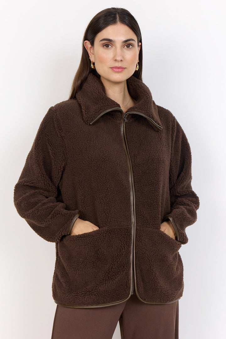 Soya Concept Fall 2025 Its high neck collar and zipper closure offer added protection against the cold, while two front pockets add convenience for everyday essentials.