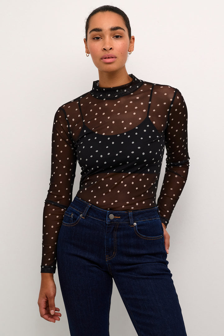 Kaffe Fall 2024  The airy mesh fabric adds a touch of sophistication to this round neck top, while the dotted print design adds a playful twist. 