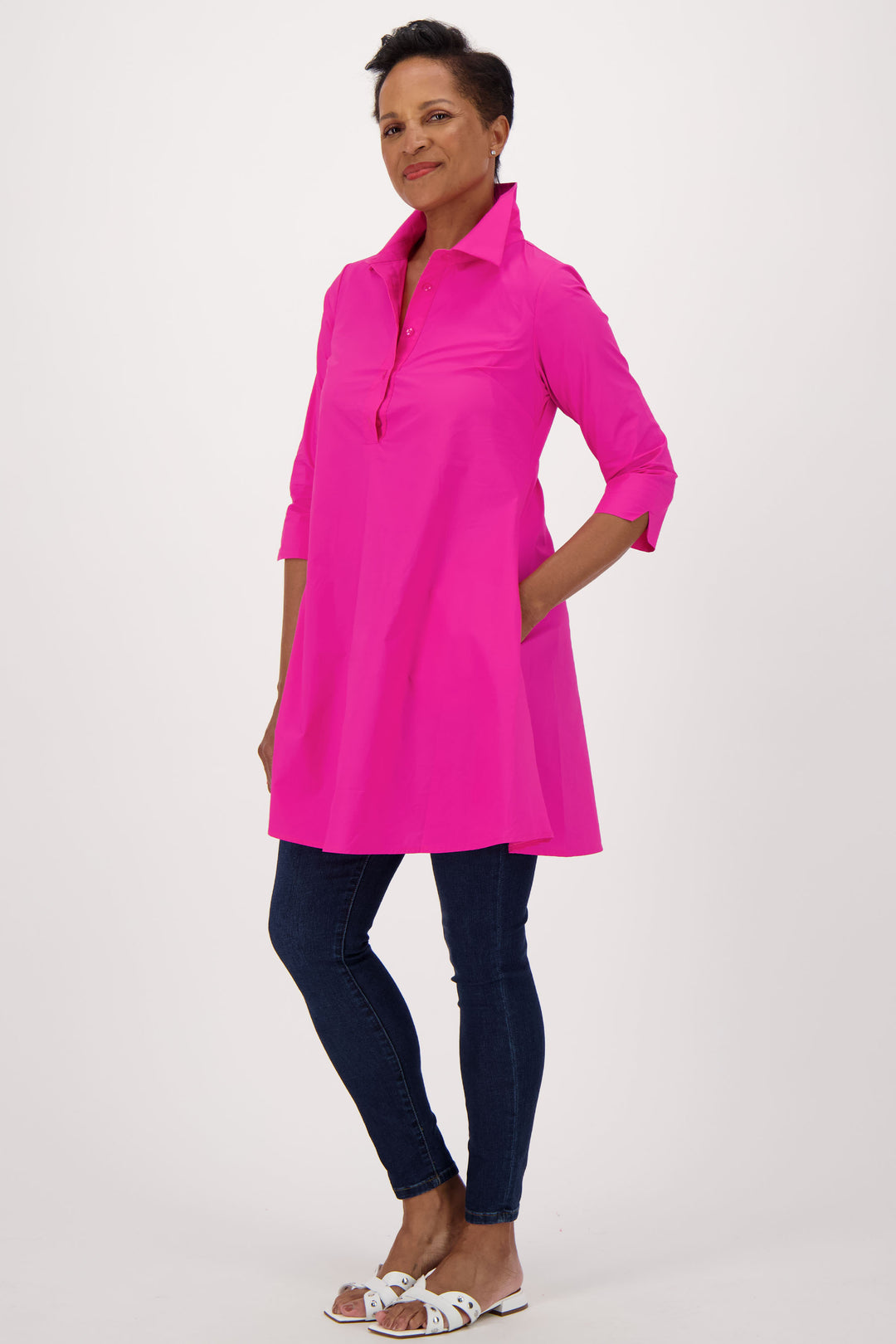 Spanner Summer 2024 This elegant dress features a classic collar and quarter front buttons, perfect for a sophisticated and exclusive look. The 3/4 length sleeves and great flow make it a versatile piece, ideal for pairing with slim fit jeans or wearing on its own as a short dress