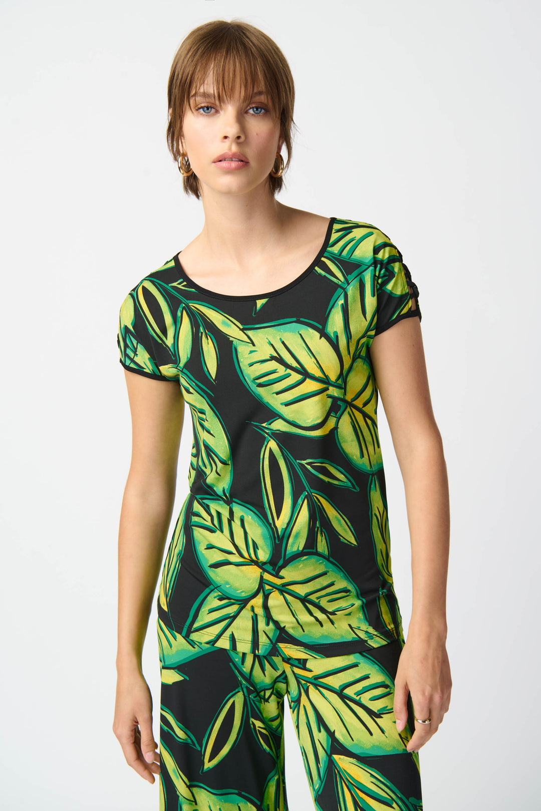 With a classic t-shirt style, it features unique qualities and a stunning leaf print that will dazzle wherever you go!