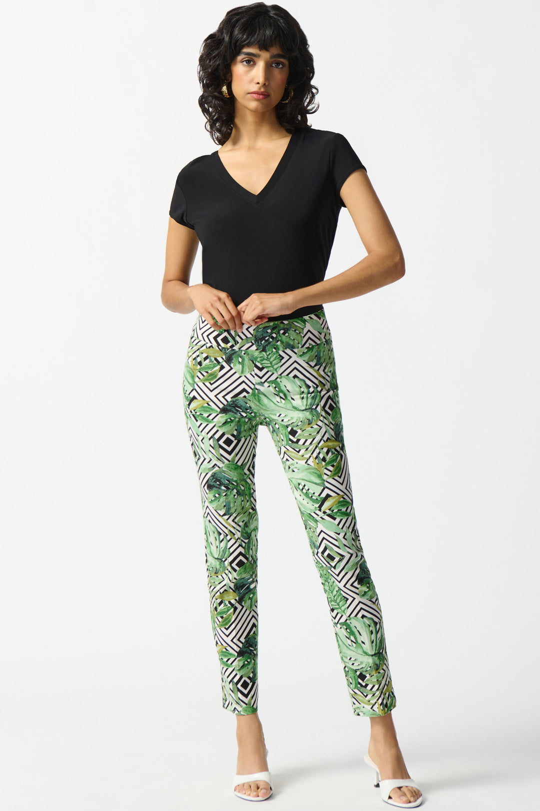  The rad jungle print pattern adds a touch of wild to your wardrobe, while the mid-rise waistband and ankle length provide comfort and style.