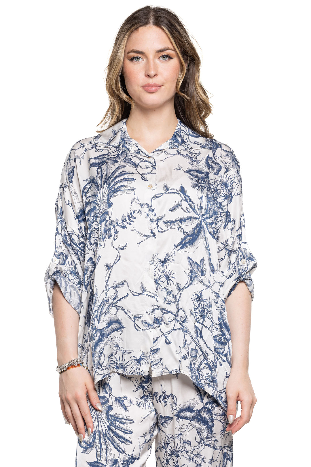 Etern Elle Summer 2024 Tie it up for a cool look that exudes style and versatility. Perfect for any occasion, this tropical blouse offers both comfort and new fashion-forward elements.