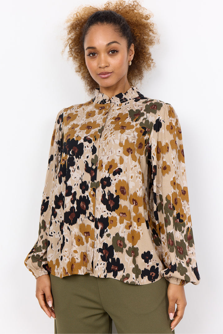 Soya Concept Fall 2024 This elegant piece features a neat high-neck collar and standout floral print design. The blouse elements add an air of sophistication, while the eco-friendly fabric allows for a light and loose fit.