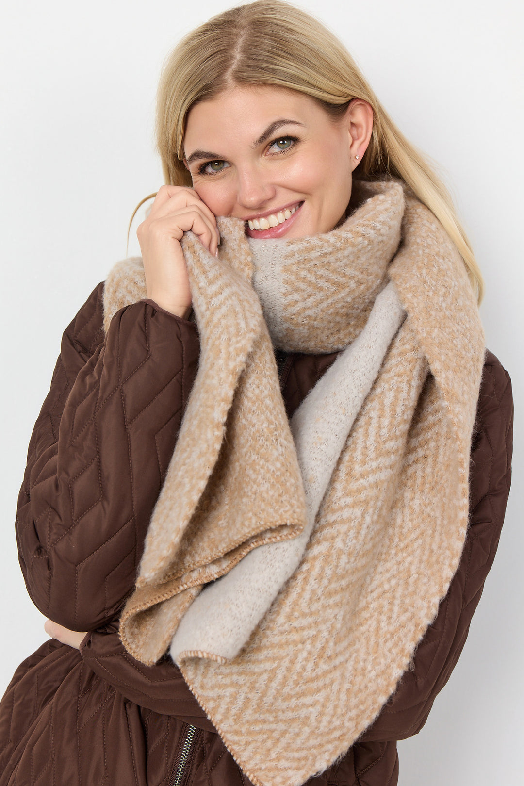 This rectangular scarf features classic fall colours to perfectly complement your look. The unique chevron design pattern adds a modern and slightly edgy touch to any ensemble. 