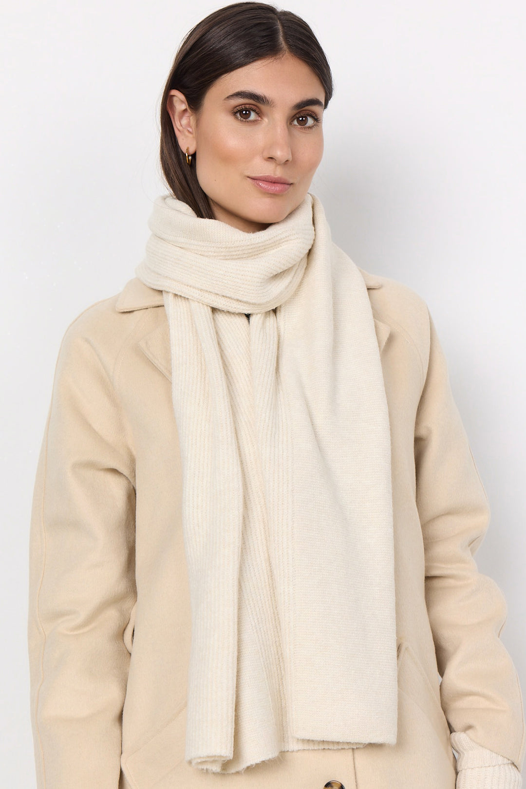 This rectangular scarf features classic fall colours of black & cream to perfectly complement your look.