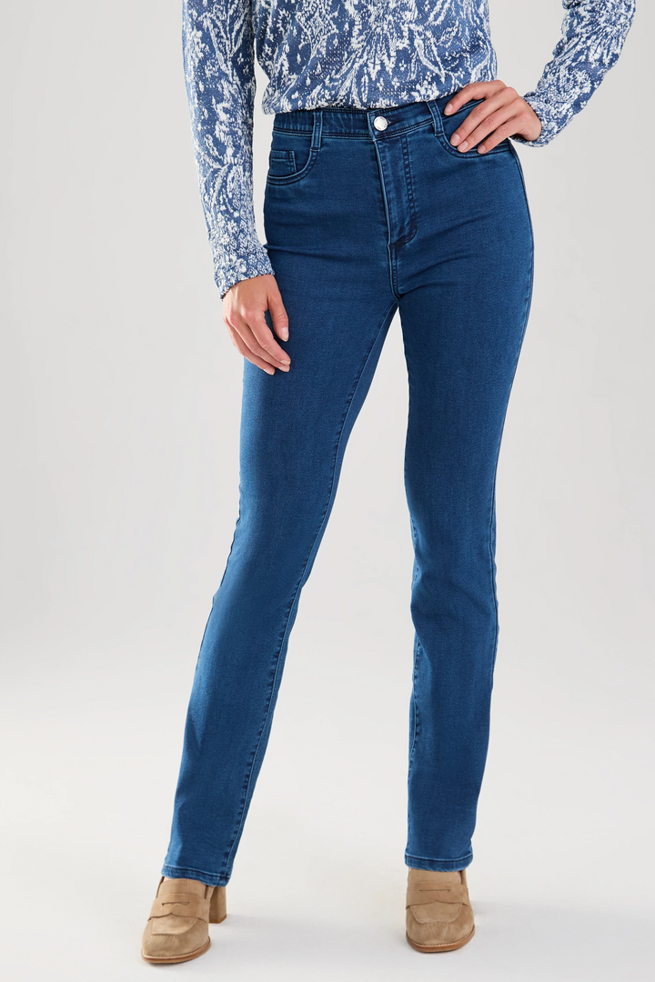 FDJ Fall 2024  With classic elements and a flattering bootleg cut, these high-rise jeans feature a five-pocket design and pair perfectly with a blazer or blouse! 