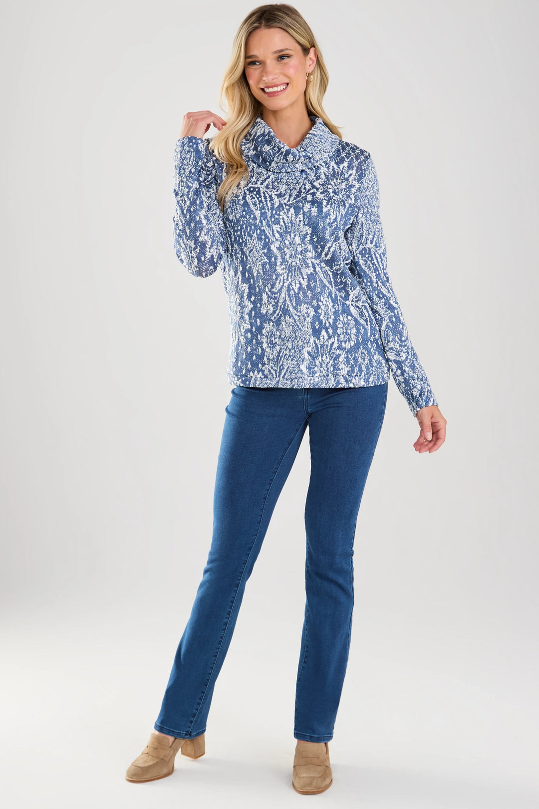 FDJ Fall 2024 With classic elements and a flattering bootleg cut, these high-rise jeans feature a five-pocket design and pair perfectly with a blazer or blouse!