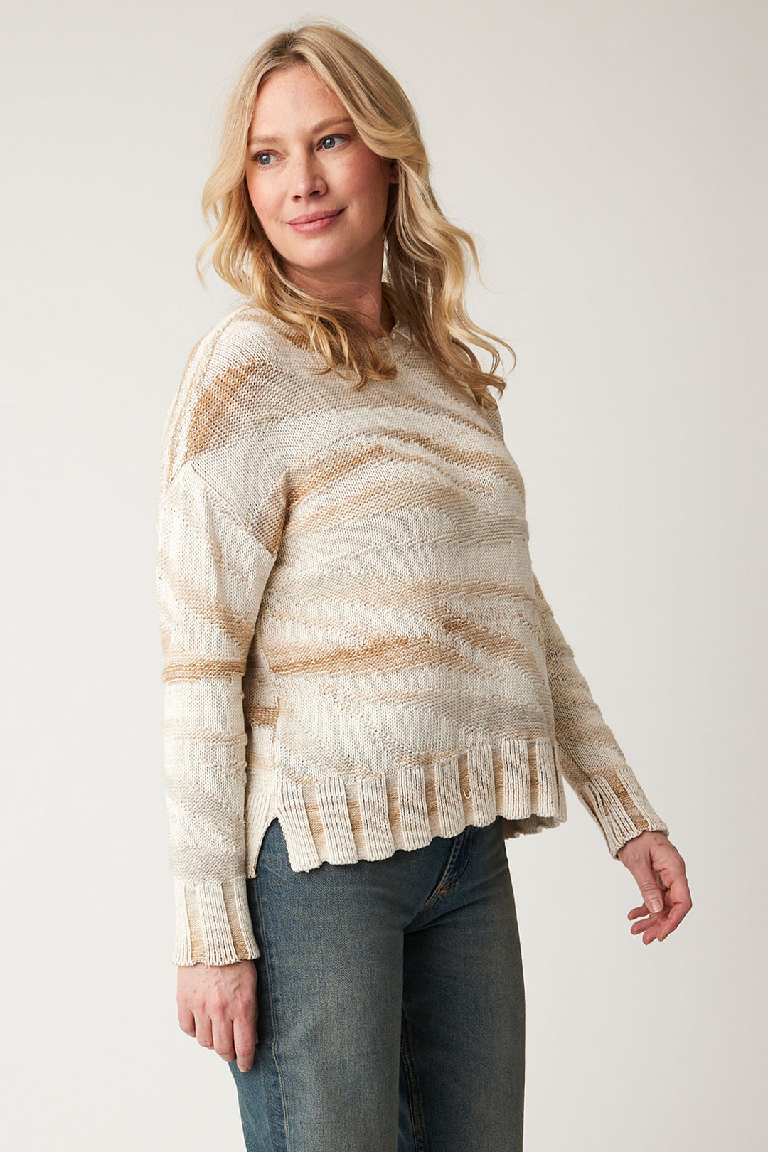 Cotton Country Fall 2024 With a unique drop shoulder design and a two-tone wavy colour pattern, this sweater is sure to stand out. The neat ribbed collar, hem and cuffs add an extra touch of style.