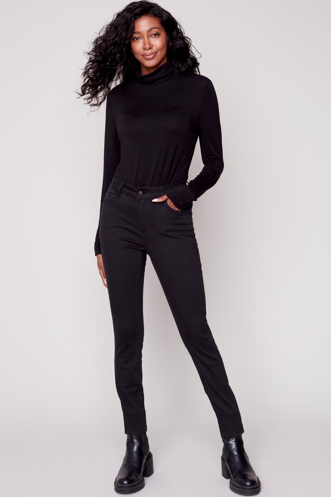 Boasting a side zipper for fashionable detail, these timeless jeans are ready for any crowd. 