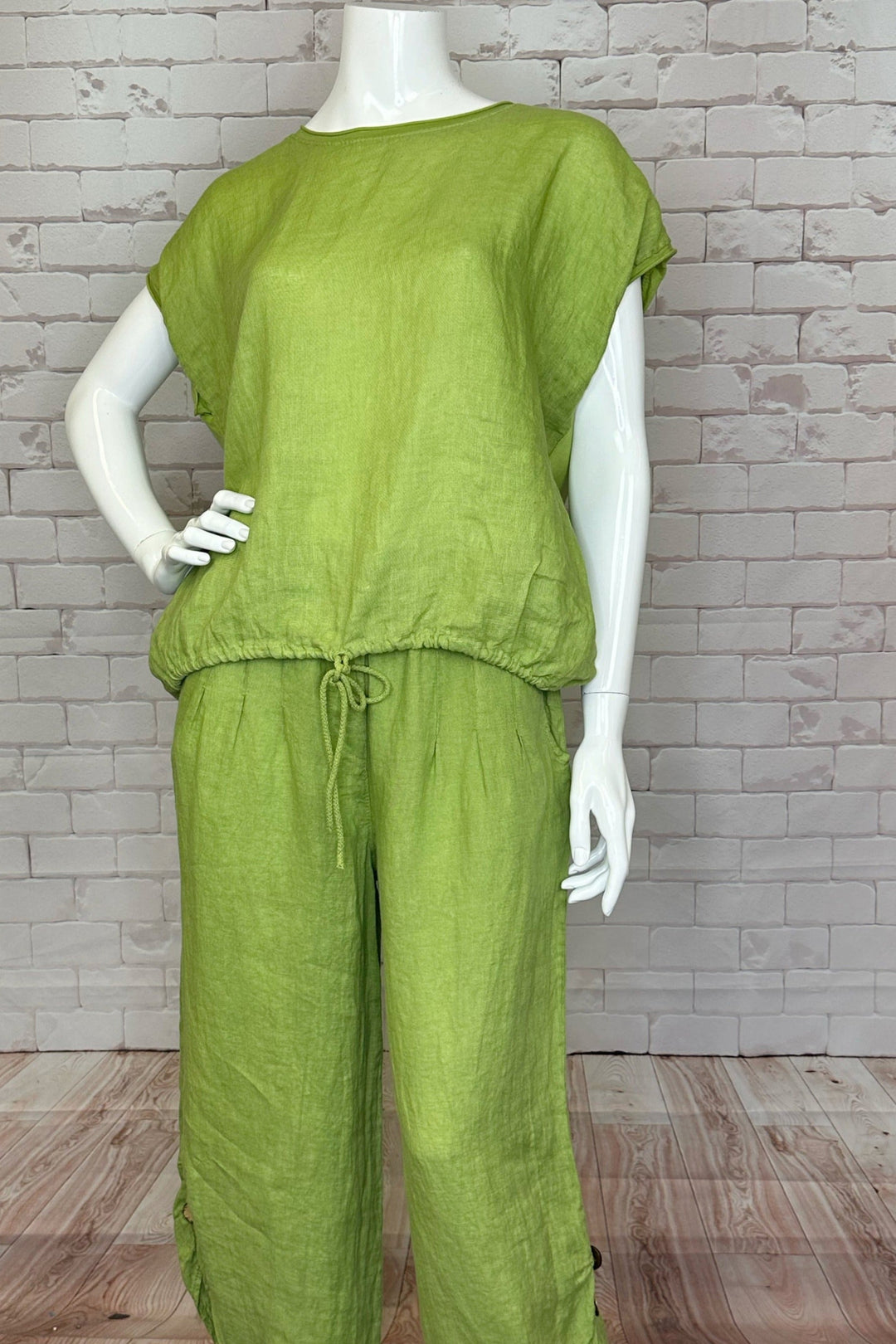 CHERISHH Spring 2024 Made from lightweight linen, it's easy to wear and features a cuffed hem with buttons and front pockets for added convenience.