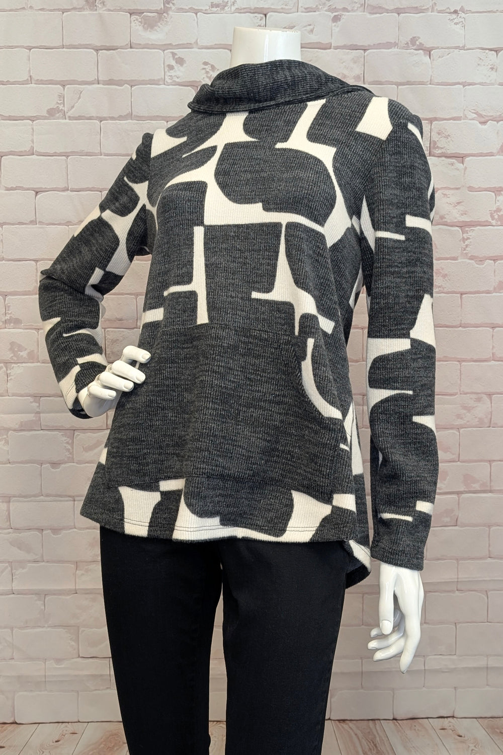 MICHAEL TYLER Fall 2025 
This charcoal beige mottled leaf hoodie top features a refined, relaxed fit crafted from soft sweater knit fabric, offering cozy comfort for everyday wear.