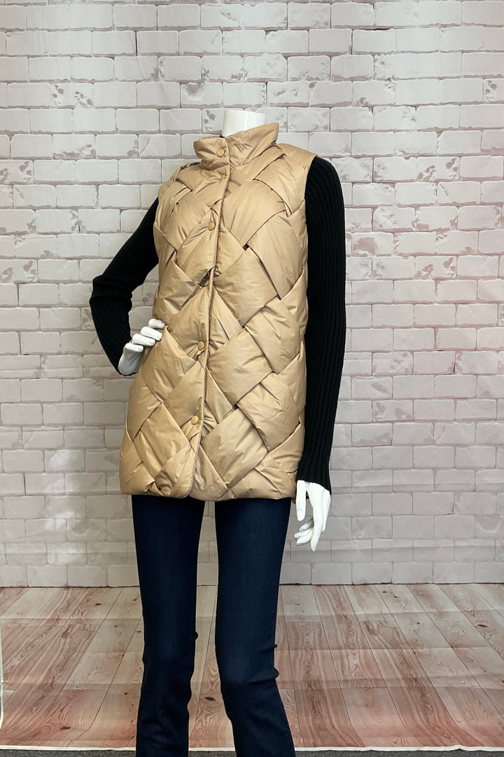 FDJ Fall 2024  Its neat basket quilted design and high neck add a touch of style to any outfit. Wear it open or closed for a versatile look, and pair it with your favourite sweaters and jeans. 