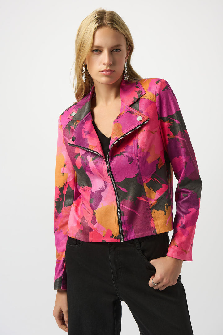 JOSEPH RIBKOFF Fall 2025 
Perfect for fall, wear it over your favourite v-neck tops for an elevated look. With a chic classic wide collar and front zipper, this jacket adds a touch of stylish grace to any outfit.