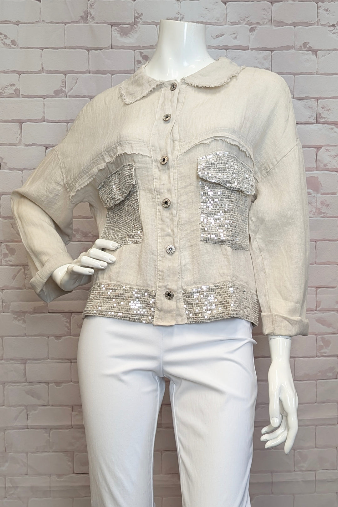 ETERN Spring 2025  Combine style and versatility with this lightweight jacket, crafted from soft linen. For a chic touch, roll up the long sleeves. 