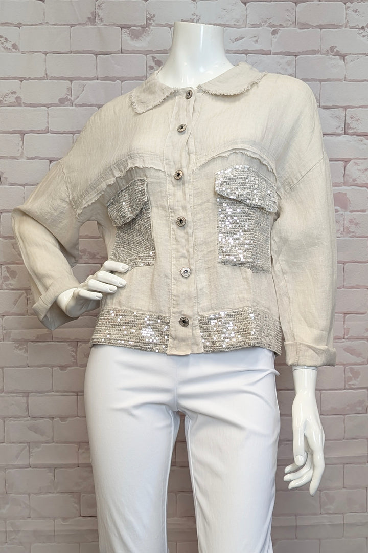 ETERN Spring 2025  Combine style and versatility with this lightweight jacket, crafted from soft linen. For a chic touch, roll up the long sleeves. 