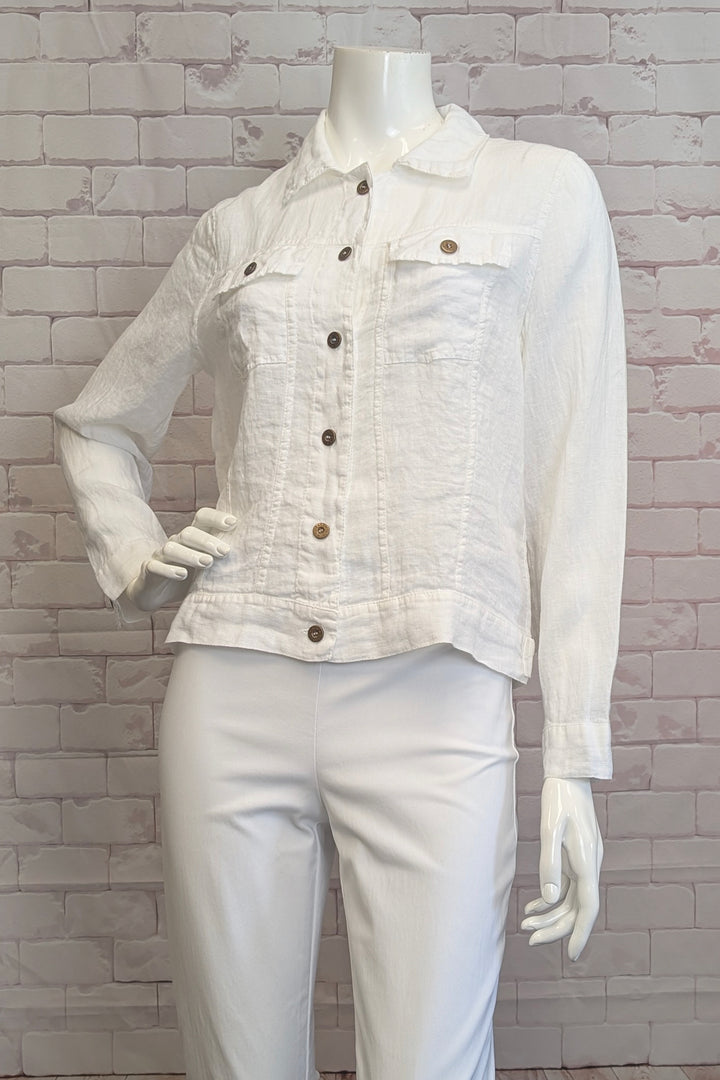 BEYOND M Spring 2025  Combine style and versatility with this lightweight jacket, crafted from soft linen. For a chic touch, roll up the long sleeves. 