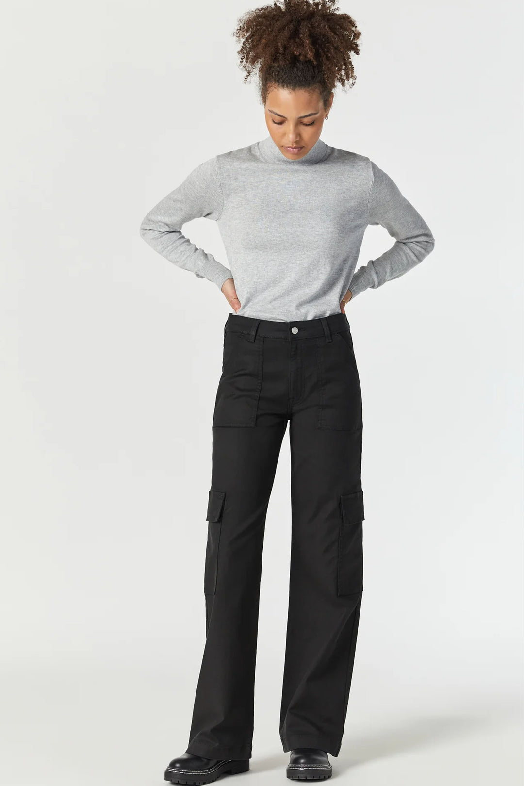 Mavi Fall 2024  These cargo pants feature a relaxed to standard fit, high-rise, straight full length and front zipper. 