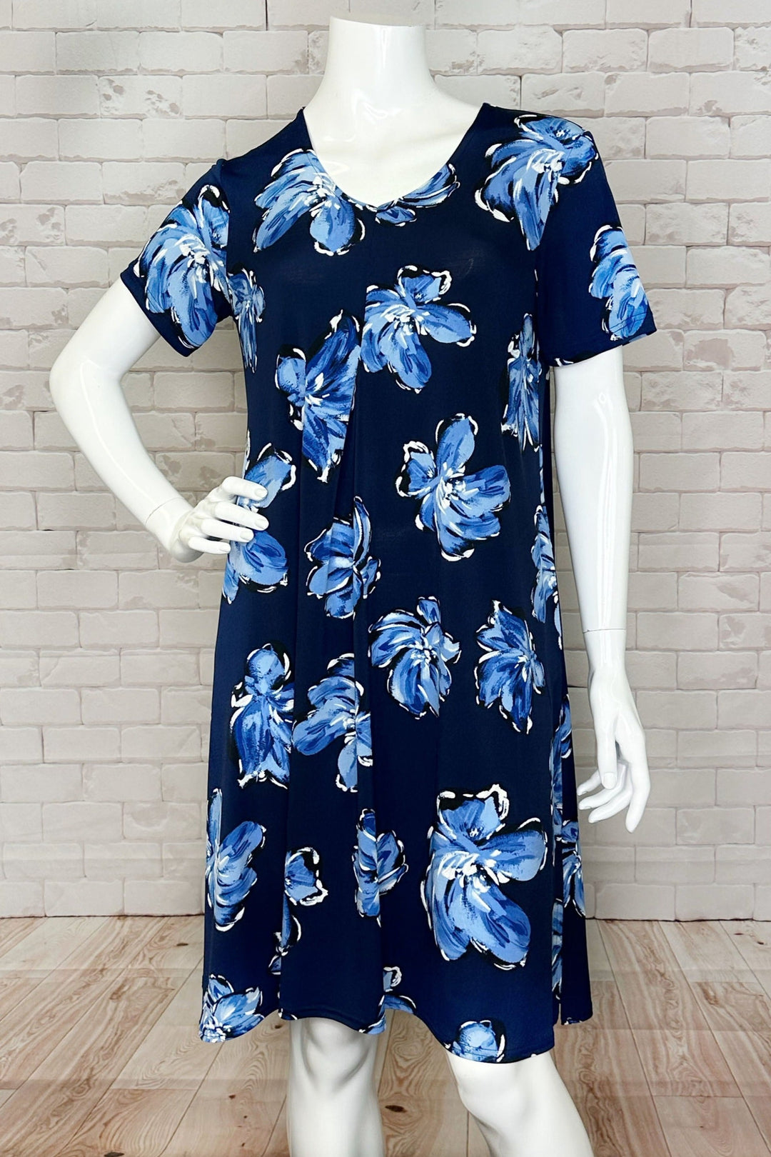 Aldila Summer 2024 This lovely midi dress features a light and airy hem, sleek short sleeves and a nice v-neck for a touch of sophistication.