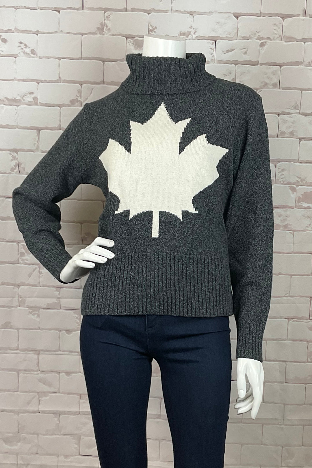 Cotton Country Fall 2024 Made from eco-friendly fabrics, this sleek yet cozy top features a big maple leaf print on the front, ribbed cuffs and hem and a neat turtleneck.