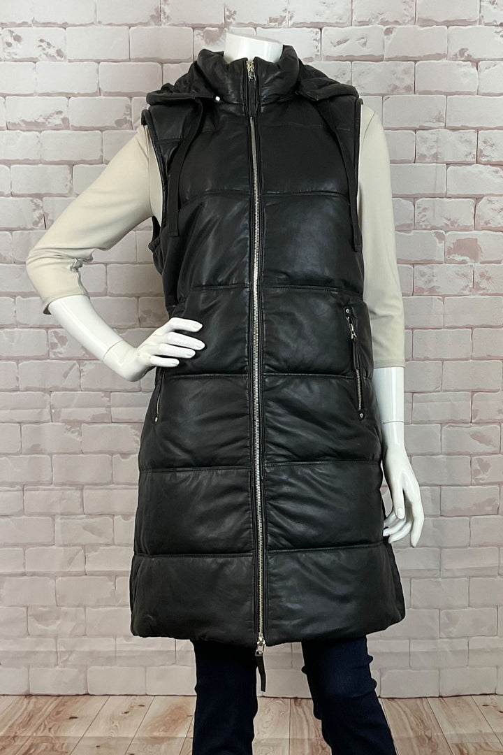 MAURITIUS Fall 2024 Constructed with 100% real lambskin and vegetable-tanned for durability, the Real Leather Puffy Hoodie Vest offers a sleek and slim fit. With its longer length, this versatile piece allows you to style it in multiple ways. 