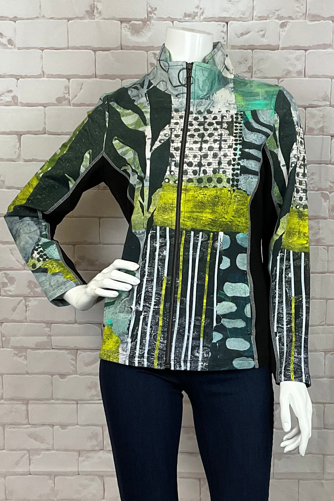 Dolcezza Fall 2024 Its lovely jungle inspired watercolour print all-over and high neck provide an attractive look, while the stretchy cotton-blend fabric with front zipper and pockets brings comfort and convenience.