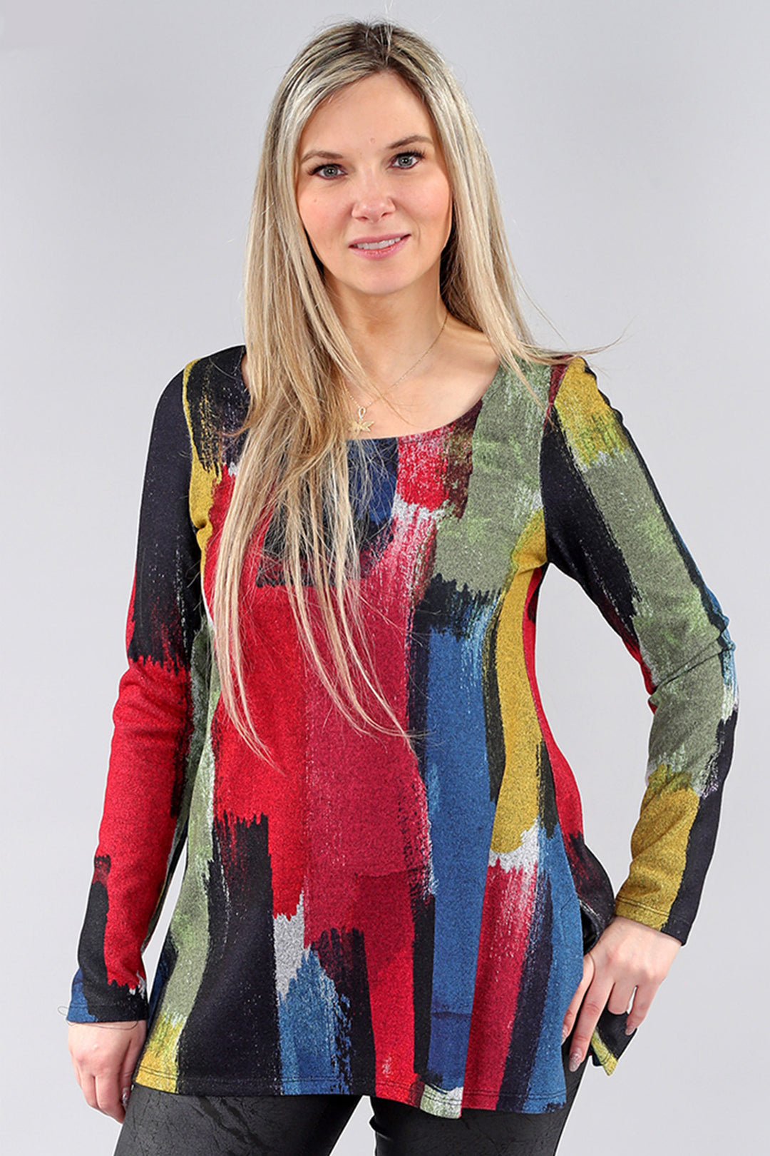 Michael Tyler Fall 2024  Made with stretch fabric, this top is both light and loose, making it perfect to pair with slim fit fants or even jeans. 