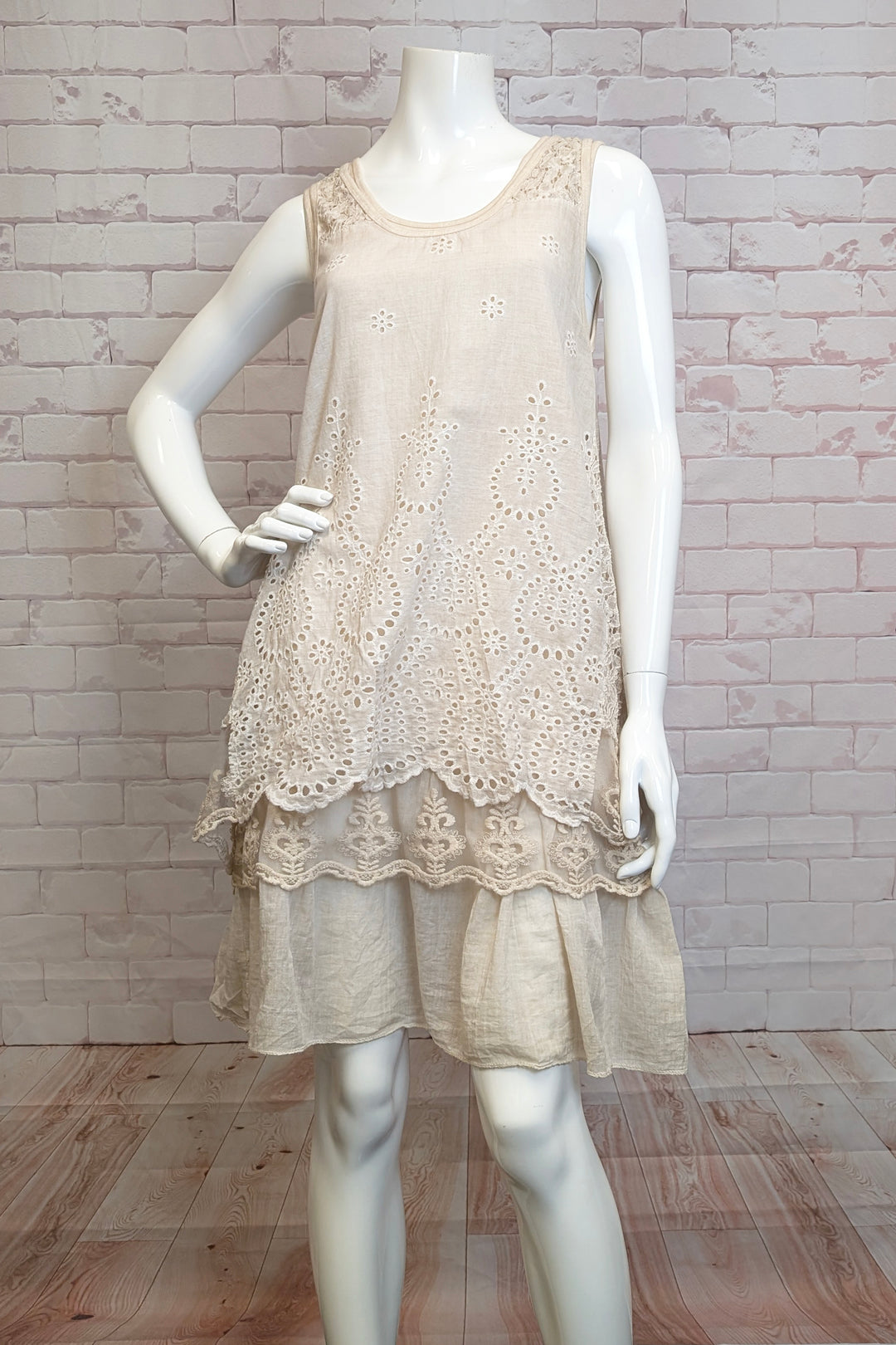 ETERN Spring 2025 The light cami underneath and stretch fabric ensure a comfortable fit, while the drape design adds a flattering silhouette. Complete your look with the thin scarf for added style.
