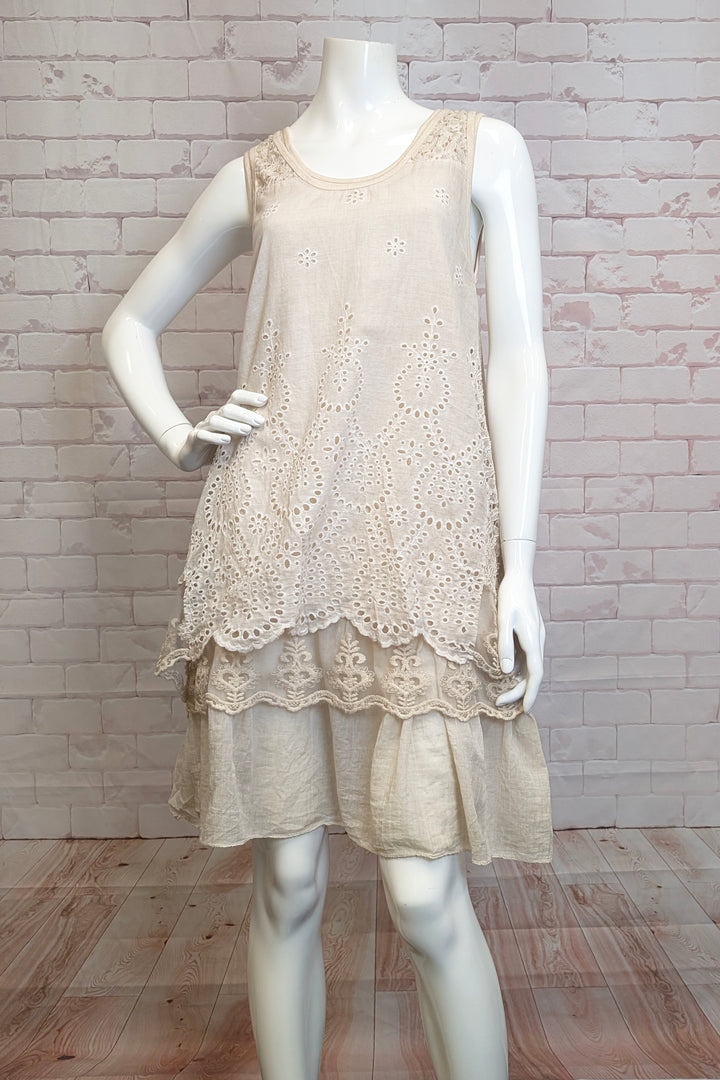 ETERN Spring 2025 The light cami underneath and stretch fabric ensure a comfortable fit, while the drape design adds a flattering silhouette. Complete your look with the thin scarf for added style.