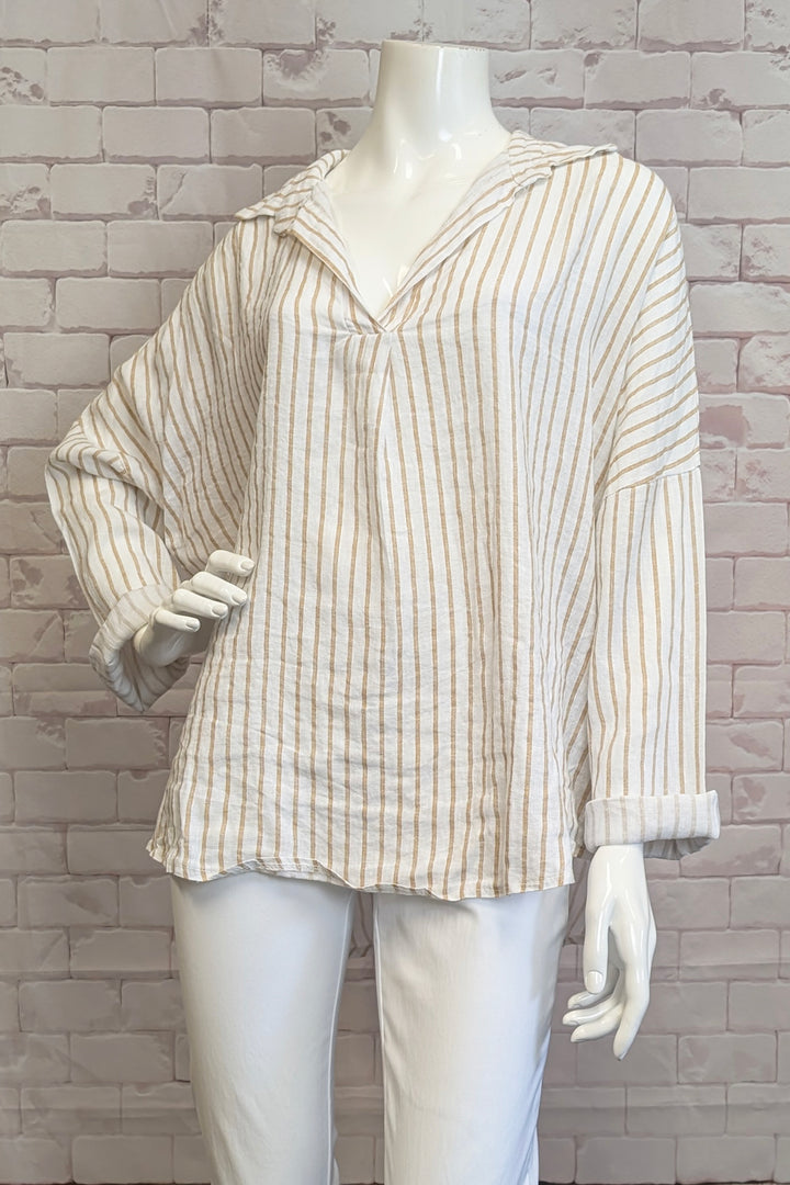 MARIE LA LUNE Spring 2025 With its relaxed fit and long sleeves that you can roll up, this blouse is a perfect top for unpredictable weather.