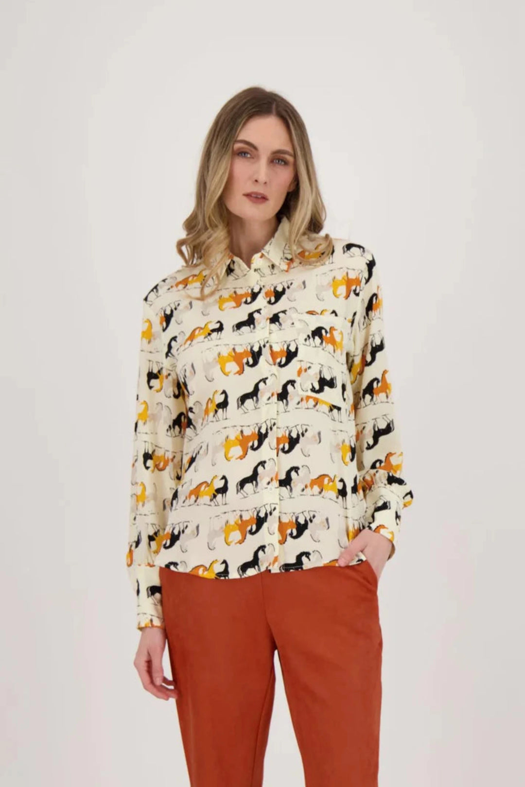 Spanner Fall 2024 Inspired by the majestic beauty of galloping horses, our Galloping Horse Print Blouse is a must-have for any fashion enthusiast! With a mini collar and front buttons, it's easy to style and perfect for any season.