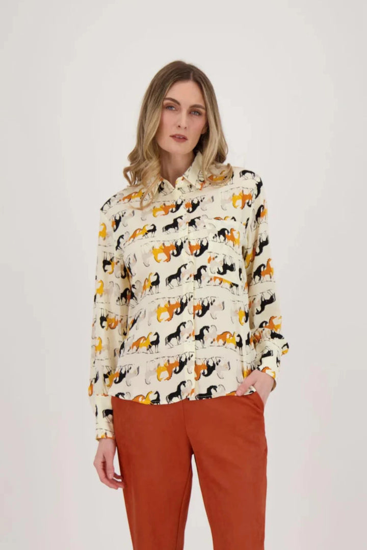 Spanner Fall 2024 Inspired by the majestic beauty of galloping horses, our Galloping Horse Print Blouse is a must-have for any fashion enthusiast! With a mini collar and front buttons, it's easy to style and perfect for any season.