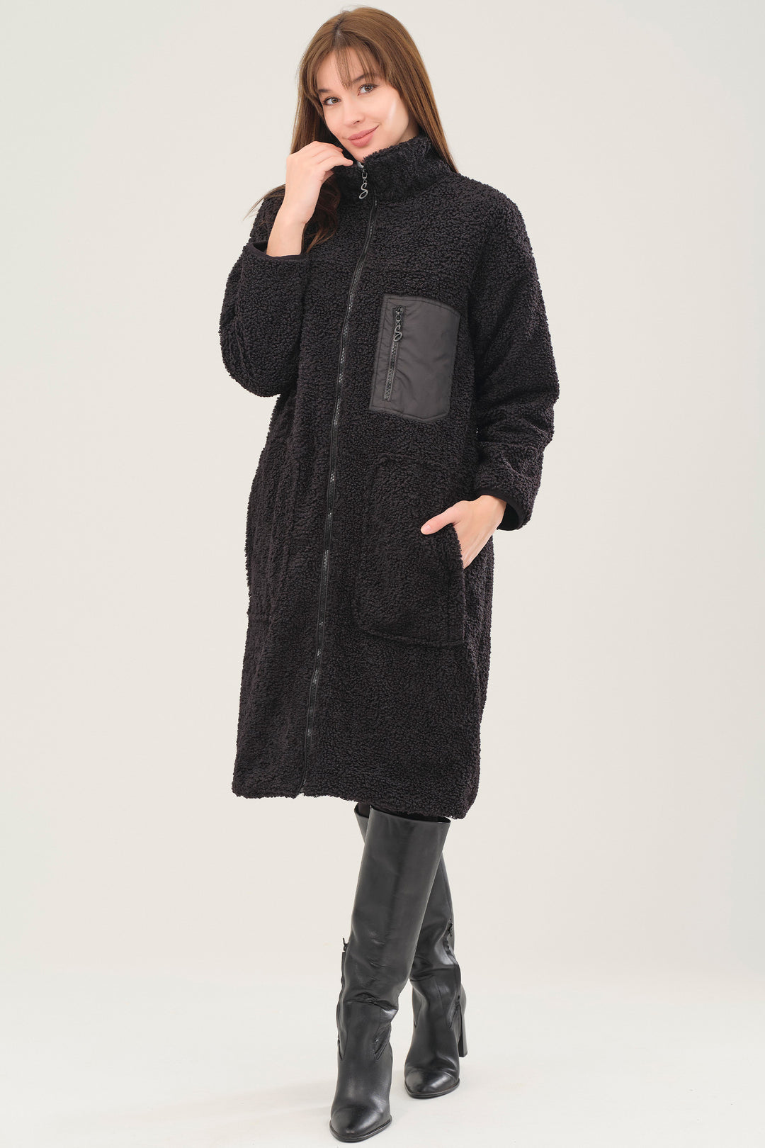 This Sherpa Zip Long Coat features a soft sherpa fabric, contrasting detail, large front pockets and a front zipper for an easy-wearing look.