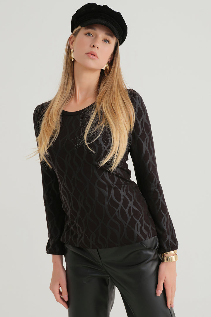 Dolcezza Fall 2024  Crafted from a chic, modern knit fabric, this top features flattering long sleeves with elastic cuffs and a stunning wave print design all-over. 