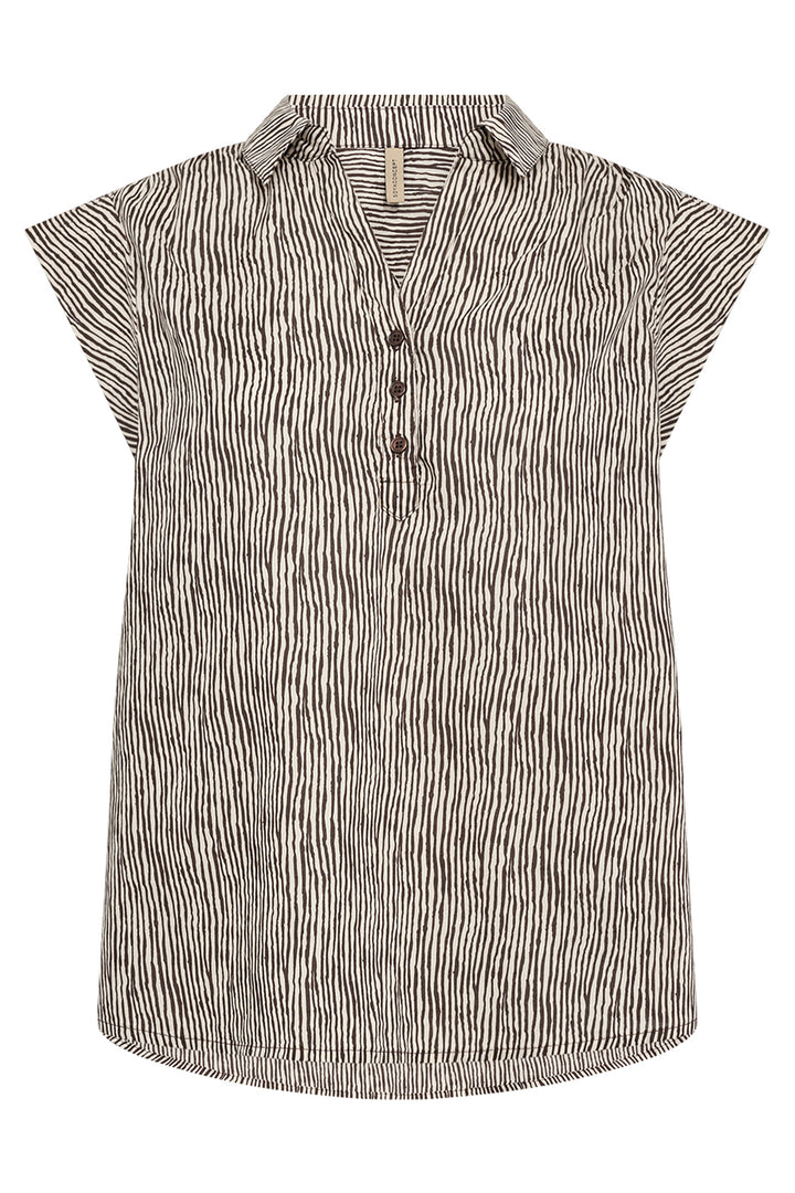 Soya Concept Fall 2025  Made with 100% organic cotton, this relaxed to standard fit top features a classic collar and short sleeves. And let's not forget the thrilling wavy stripe print design that adds a touch of wow to any outfit! 