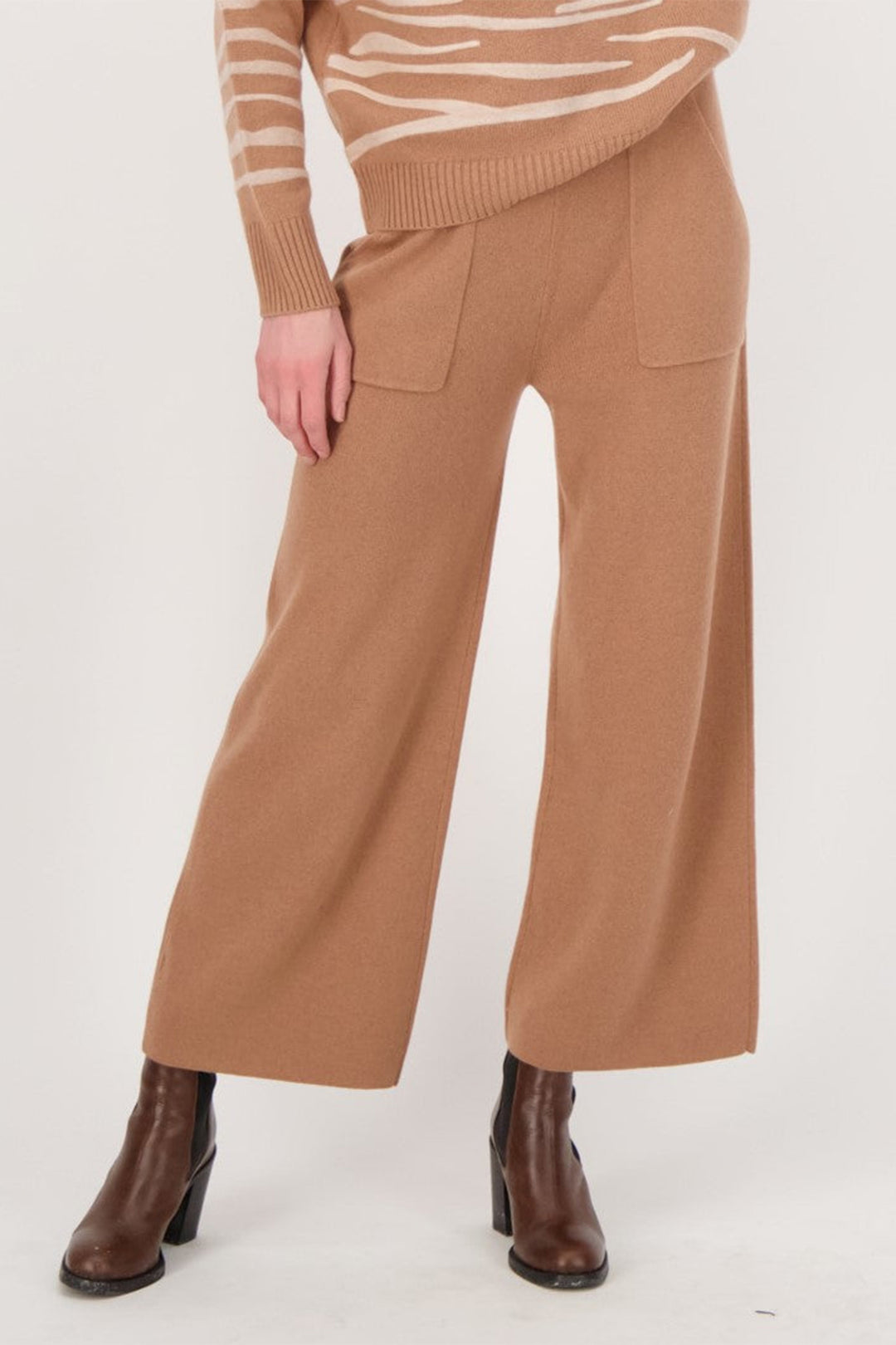Pantalon large en tricot avec poches plaquées